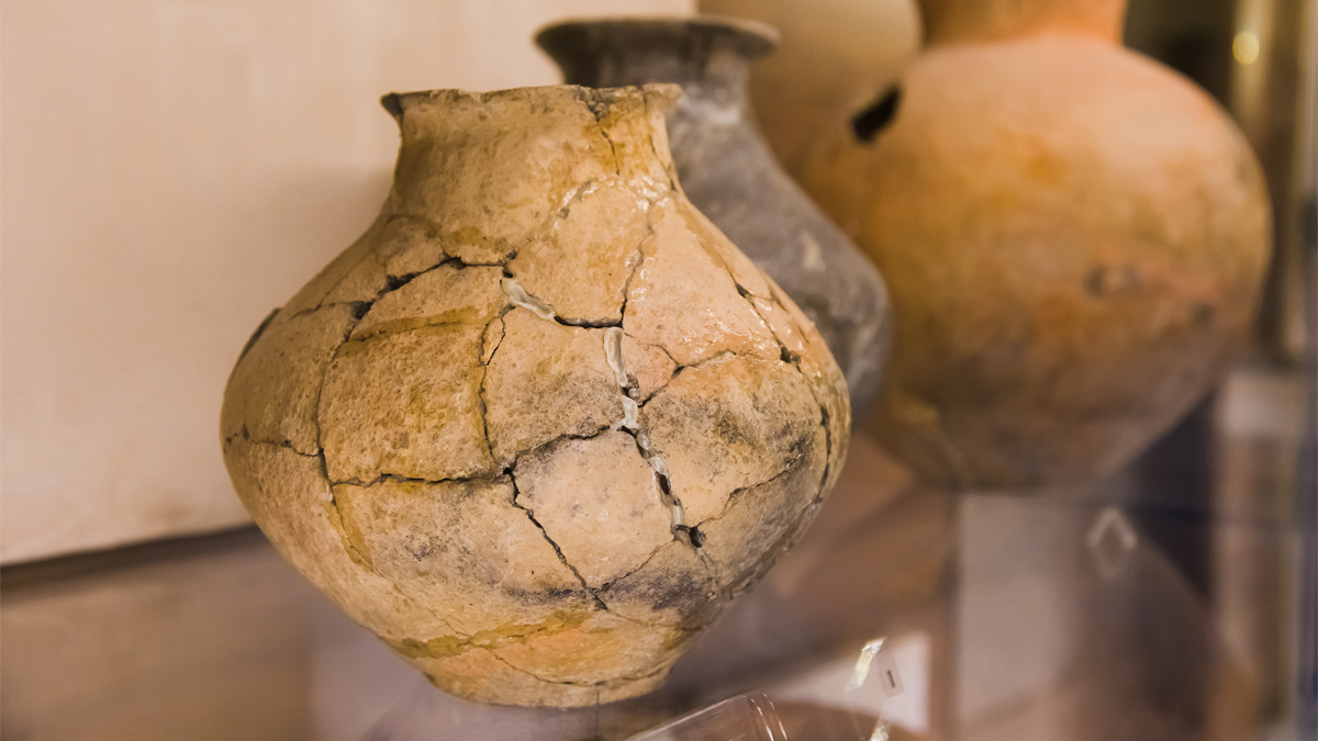 cracked pottery from Artemis Laphria sanctuary in Kalydon