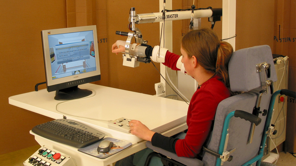 Person using arm support linked to a machine