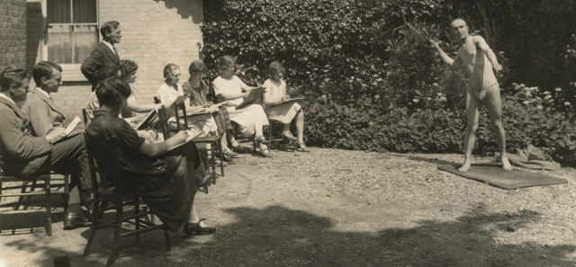 Black and white photograph of an early 20th century life class, held in the gardens of the London Road campus