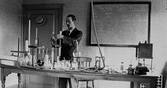 Chemistry lab in the 1920s