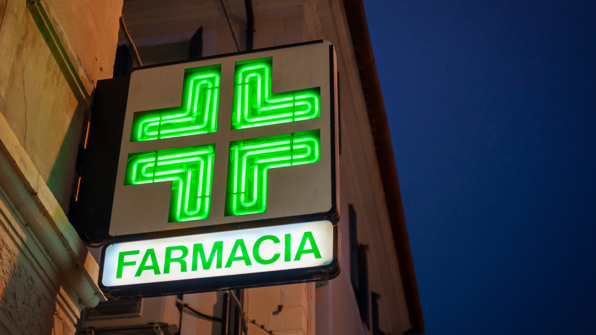 italian pharmacy sign reading 'farmacia'